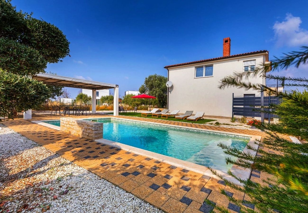 Ferienhaus in Galižana - Villa Sunshine mit privatem beheiztem Pool