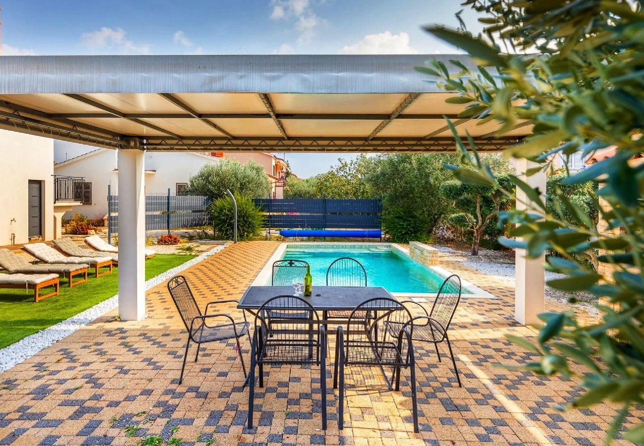 Ferienhaus in Galižana - Villa Sunshine mit privatem beheiztem Pool