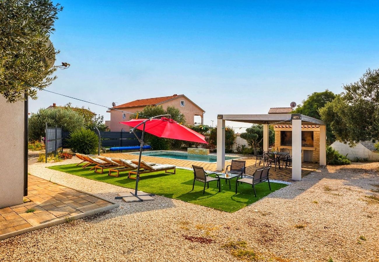 Ferienhaus in Galižana - Villa Sunshine mit privatem beheiztem Pool