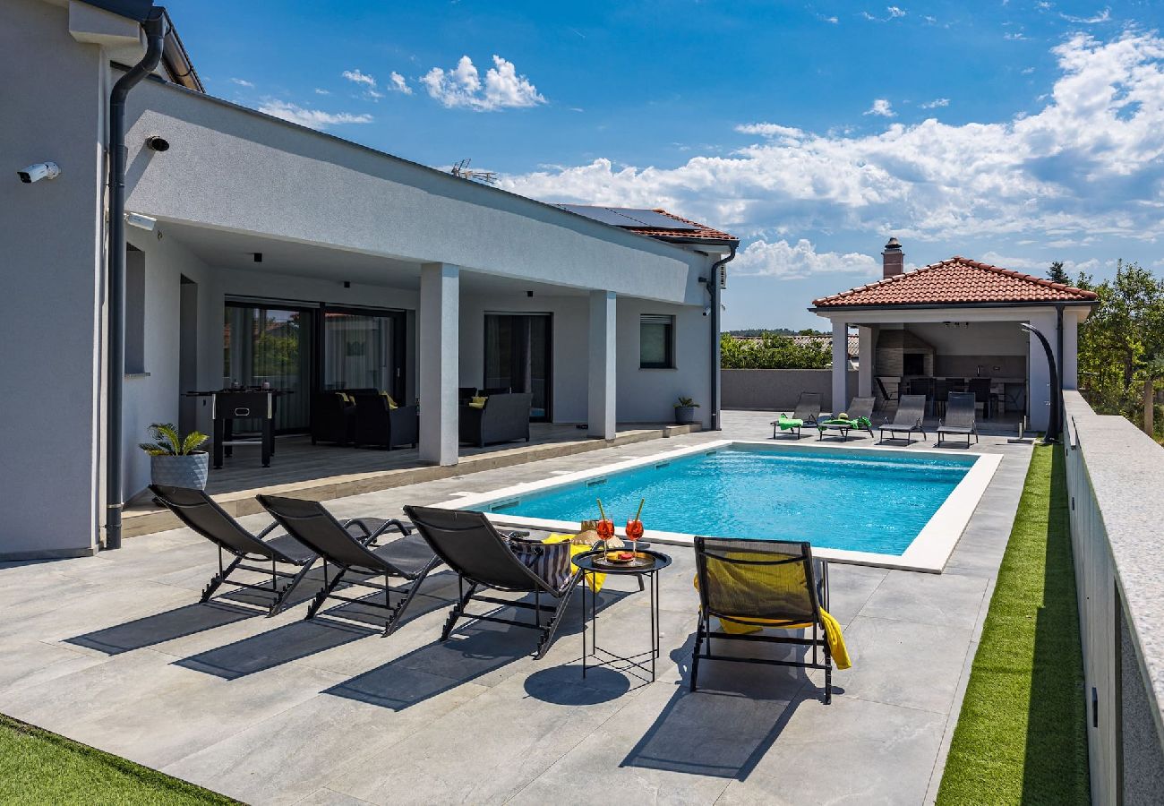 Villa in Pula - Villa Speranza mit privatem beleuchtetem Pool