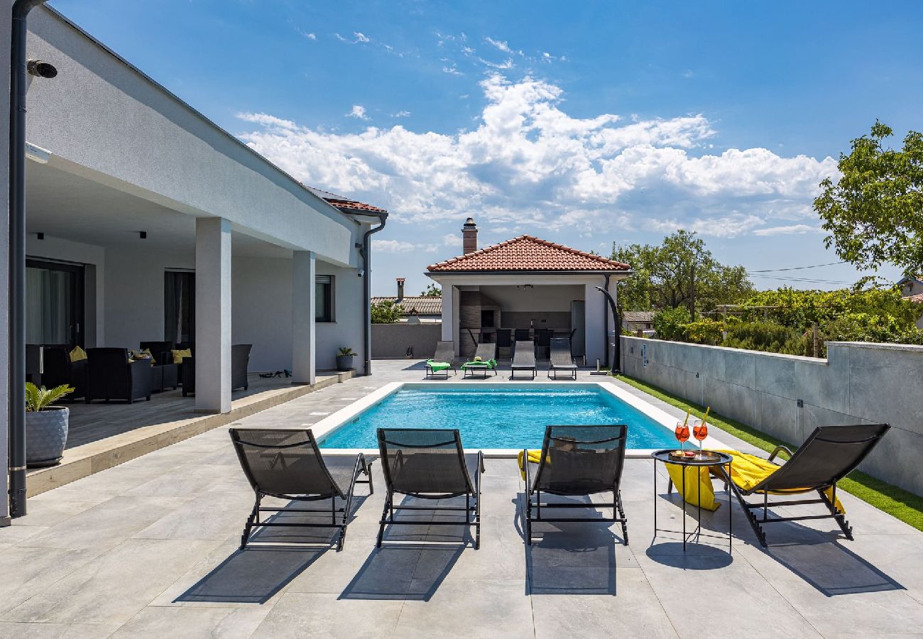 Villa in Pula - Villa Speranza mit privatem beleuchtetem Pool