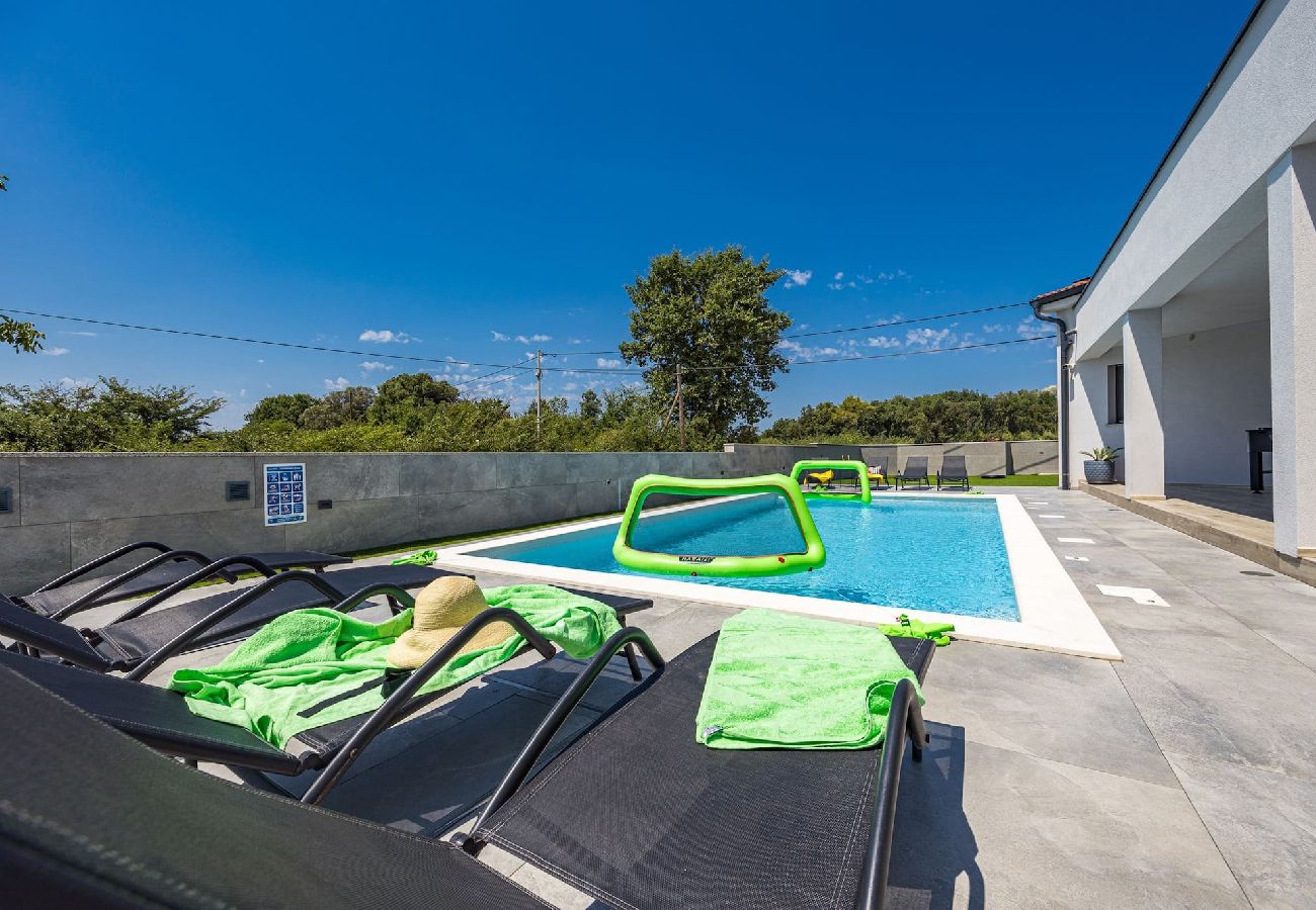 Villa in Pula - Villa Speranza mit privatem beleuchtetem Pool