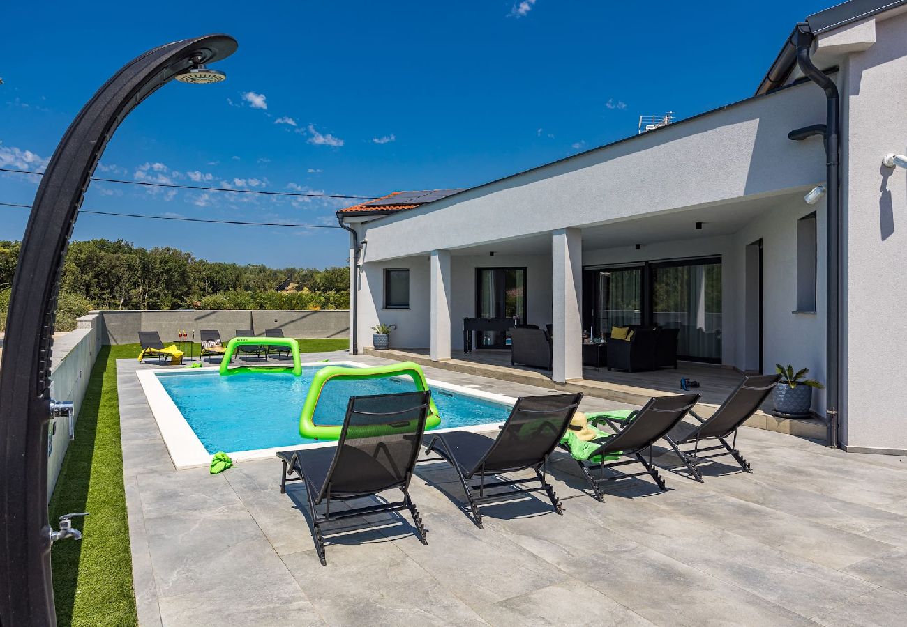 Villa in Pula - Villa Speranza mit privatem beleuchtetem Pool