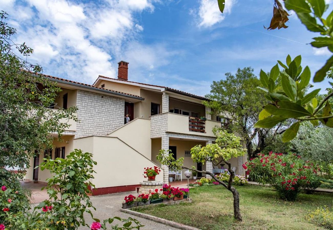 Ferienwohnung in Fažana - Flower Garden by M&A - Lovely Modern Apartment (B) 