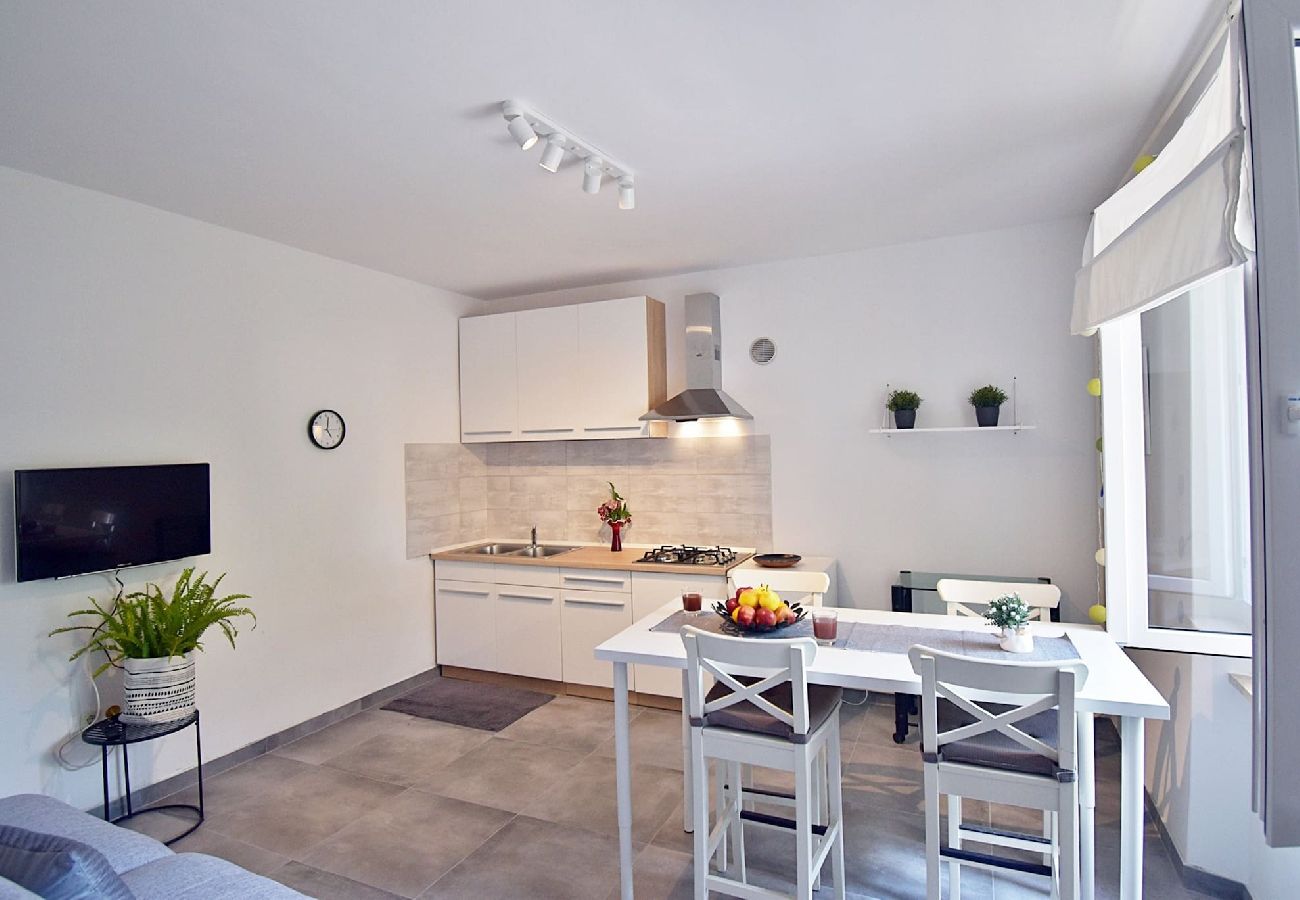 Ferienwohnung in Fažana - Schönes Apartment mit einem Schlafzimmer - Flowers A