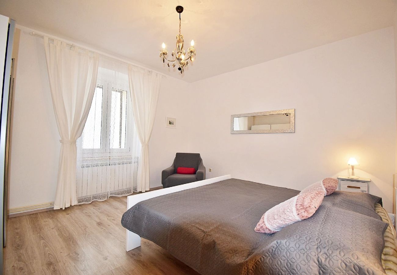 Ferienwohnung in Fažana - Schönes Apartment mit einem Schlafzimmer - Flowers A