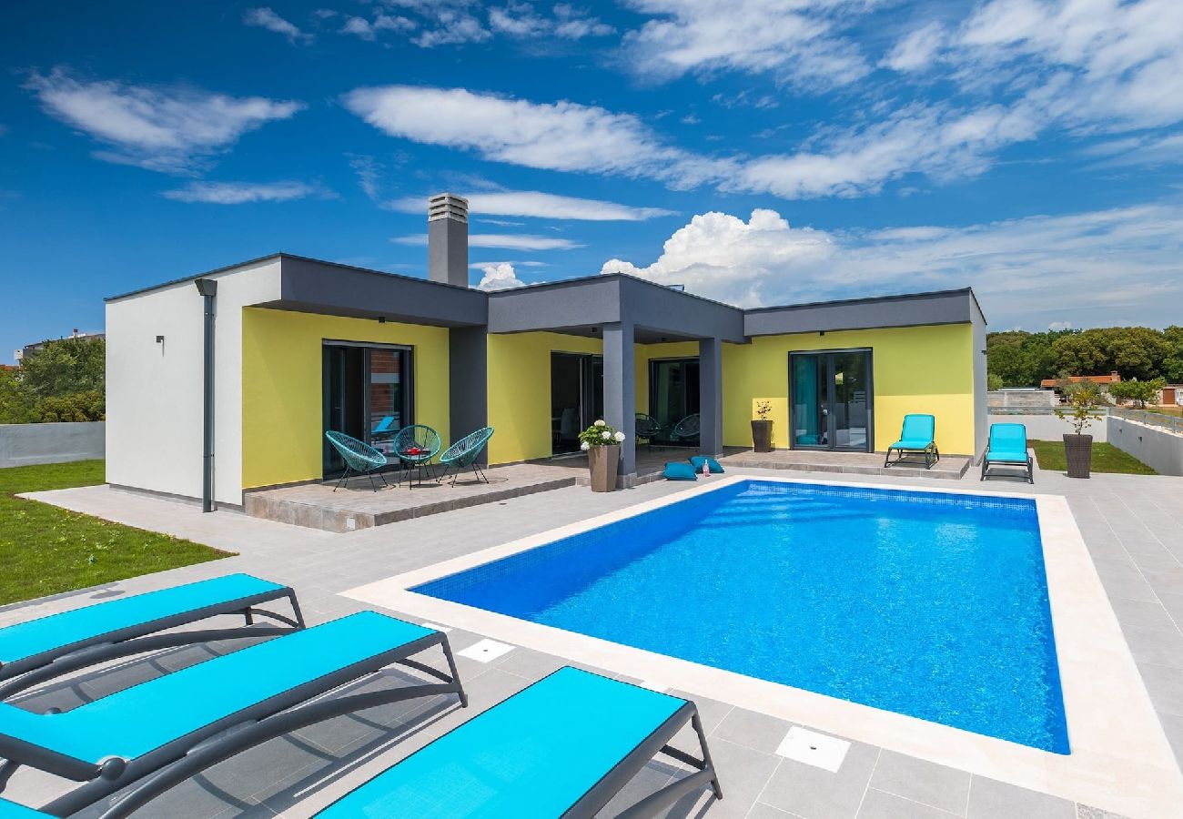 Ferienhaus in Pula - Holiday Home Ines with Private Pool 