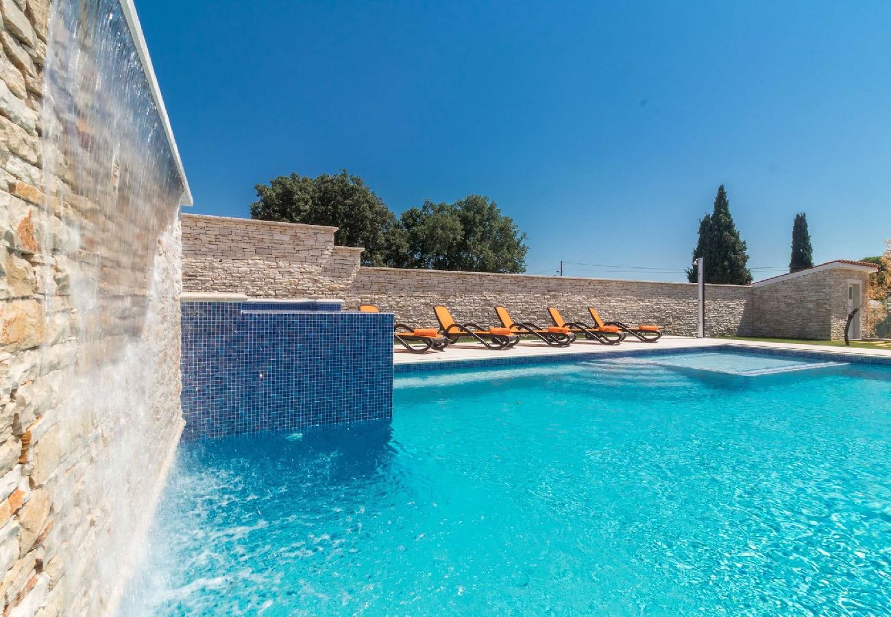 Villa in Valtura - IstraKamen - Pool, Jacuzzi, Basketball & Volleyball