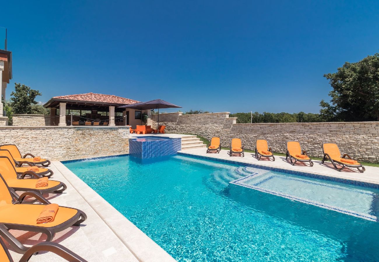 Villa in Valtura - IstraKamen - Pool, Jacuzzi, Basketball & Volleyball