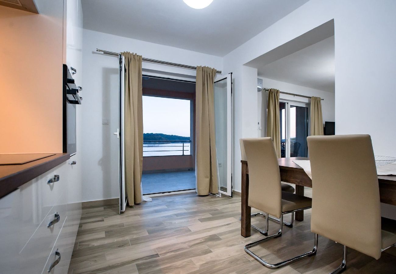 Ferienwohnung in Supetarska Draga - Apartment Golden Sun mit Meerblick