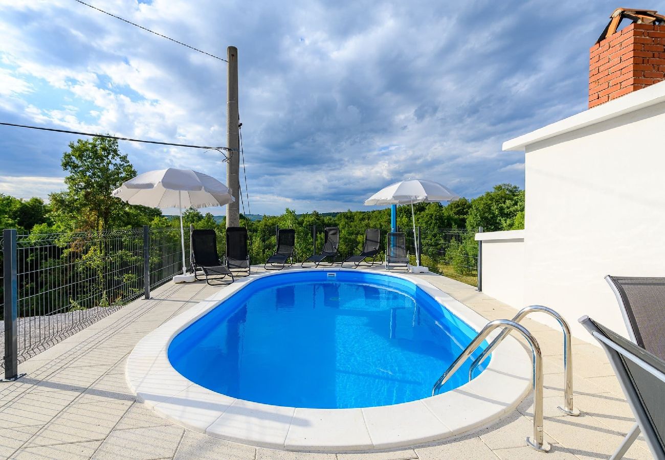 Ferienwohnung in Markoci - Ihr Urlaub in der Natur mit privatem Pool - Lara