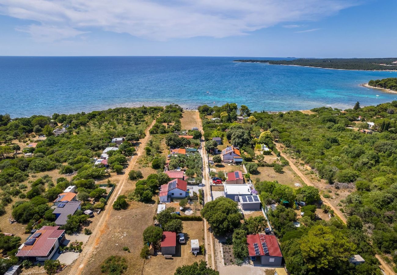 Ferienhaus in Peroj - Eco Beach House Corrine