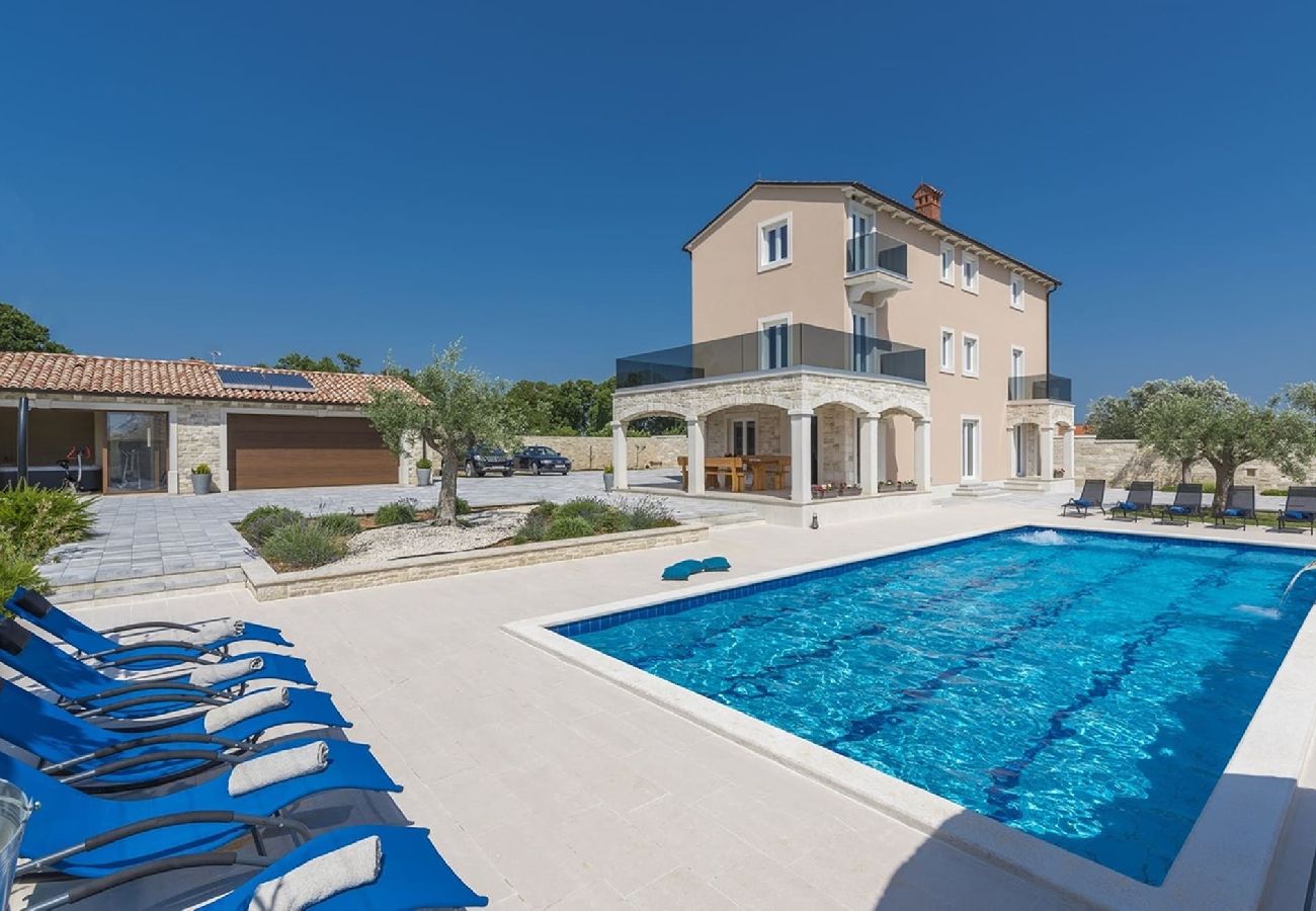 Villa in Gajana - Stone Luxury Villa – Pool, Spiele, Spa, Fitness