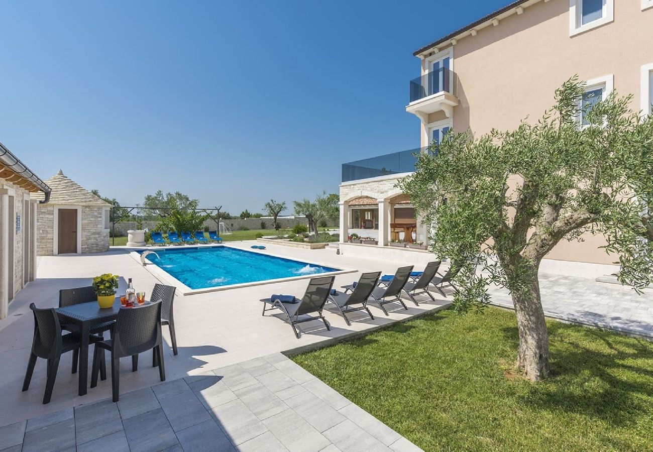 Villa in Gajana - Stone Luxury Villa – Pool, Spiele, Spa, Fitness