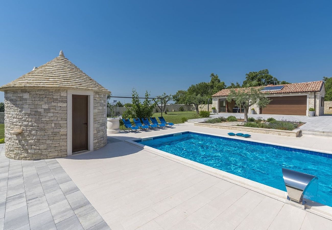 Villa in Gajana - Stone Luxury Villa – Pool, Spiele, Spa, Fitness