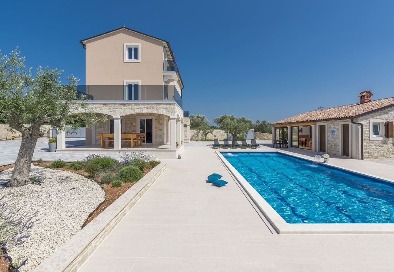 Villa in Gajana - Stone Luxury Villa – Pool, Spiele, Spa, Fitness