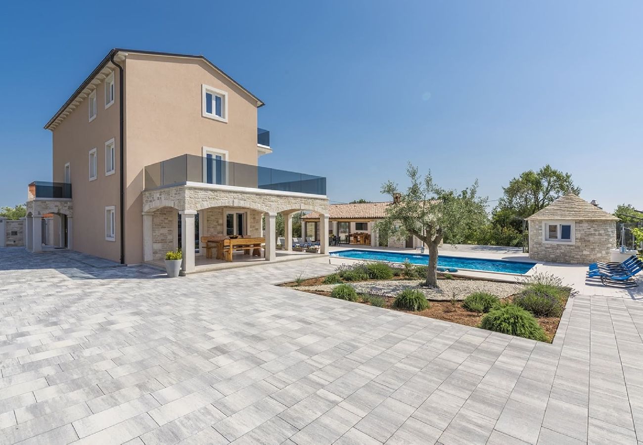 Villa in Gajana - Stone Luxury Villa – Pool, Spiele, Spa, Fitness