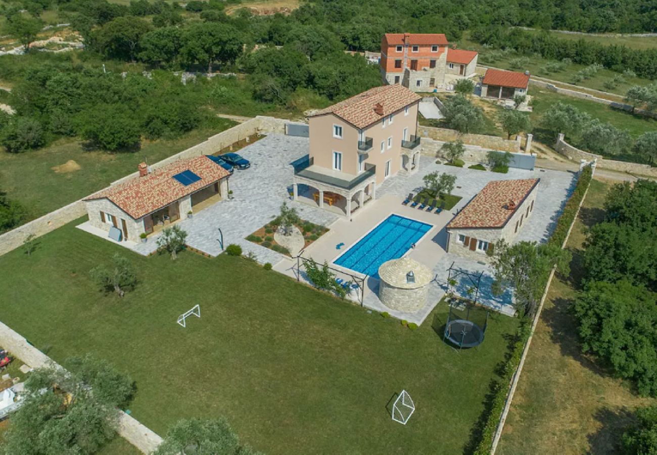 Villa in Gajana - Stone Luxury Villa – Pool, Spiele, Spa, Fitness