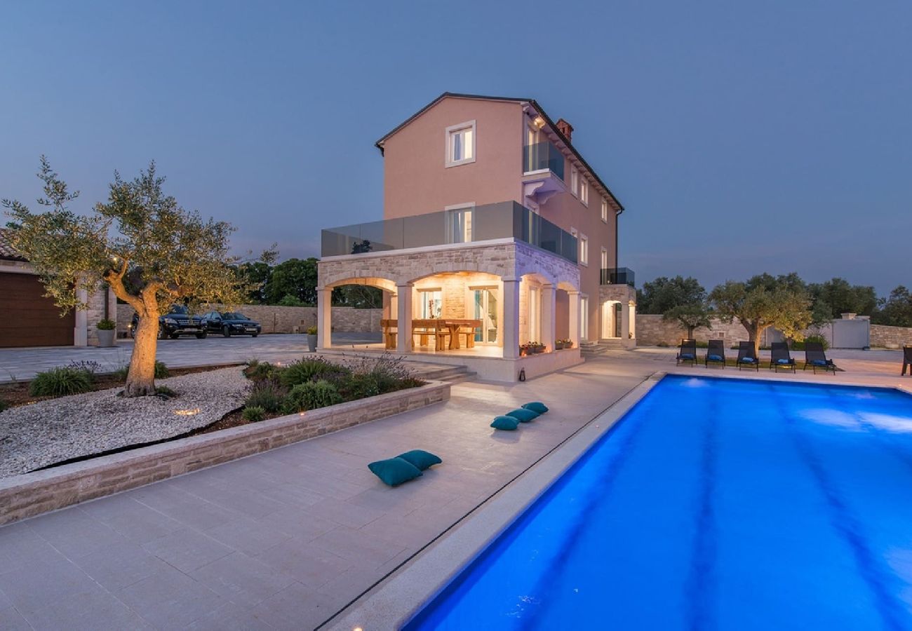 Villa in Gajana - Stone Luxury Villa – Pool, Spiele, Spa, Fitness