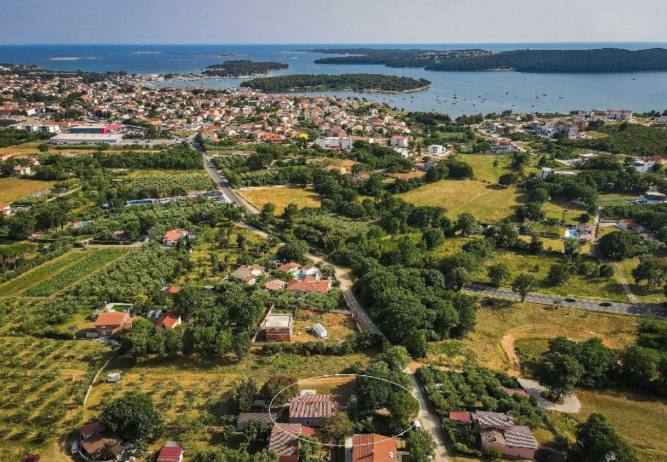 Ferienhaus in Medulin - Holiday Home Tatjana with Sea View, Big Garden and BBQ 