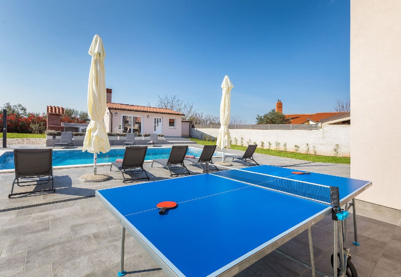 Villa in Valbandon - Villa Berg II - Pool, Spielzimmer, Trampolin