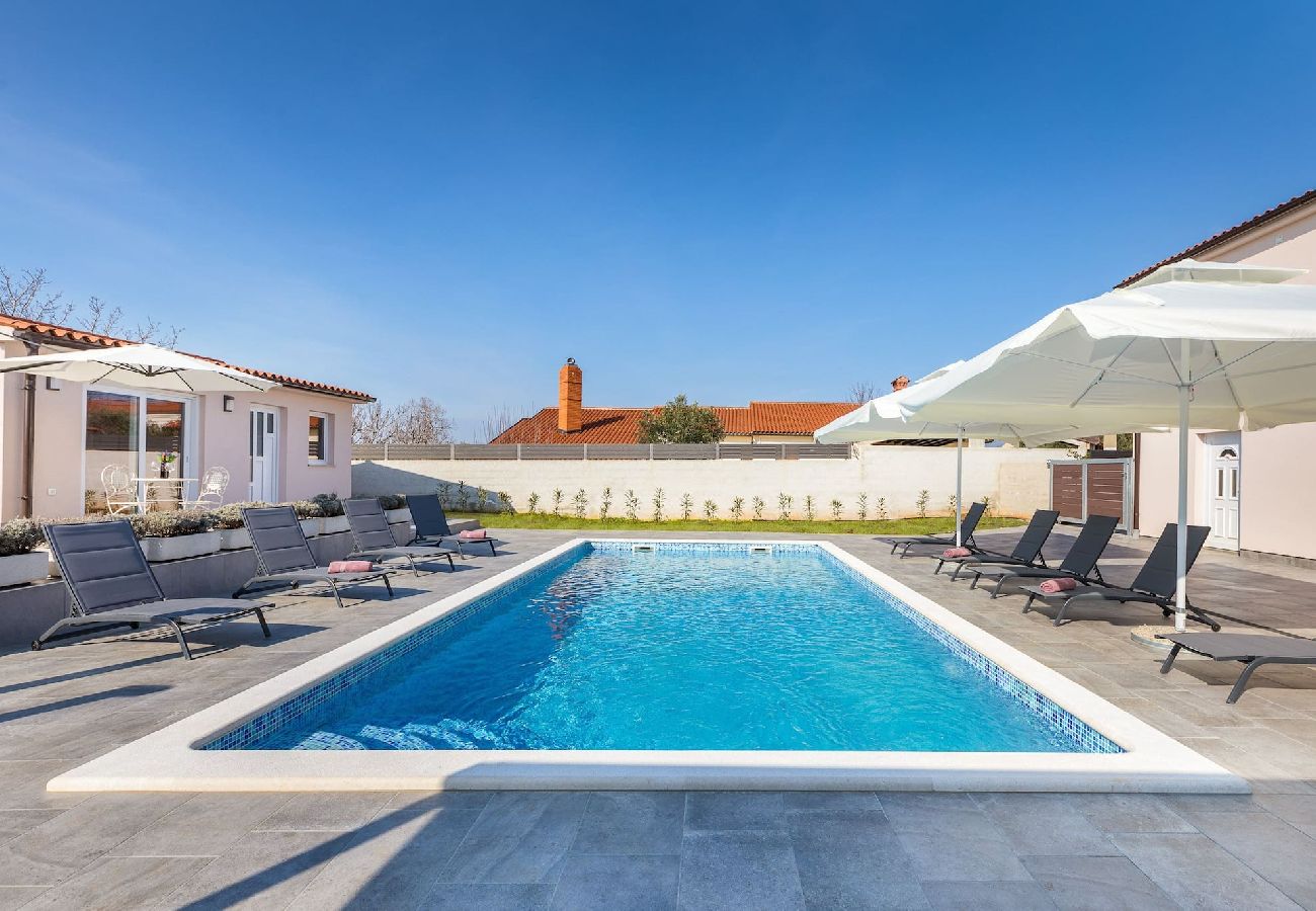 Villa in Valbandon - Villa Berg II - Pool, Spielzimmer, Trampolin