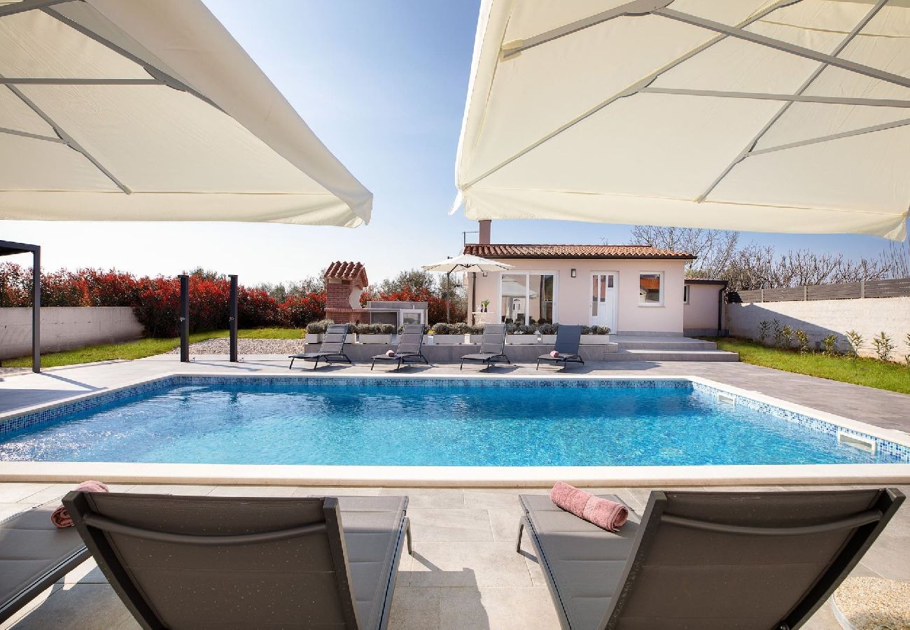 Villa in Valbandon - Villa Berg II - Pool, Spielzimmer, Trampolin