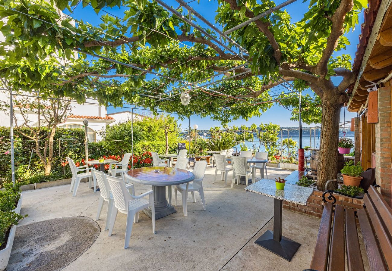 Ferienwohnung in Rab - Meerblick und Bootsliegeplatz - Jurica (Ana)