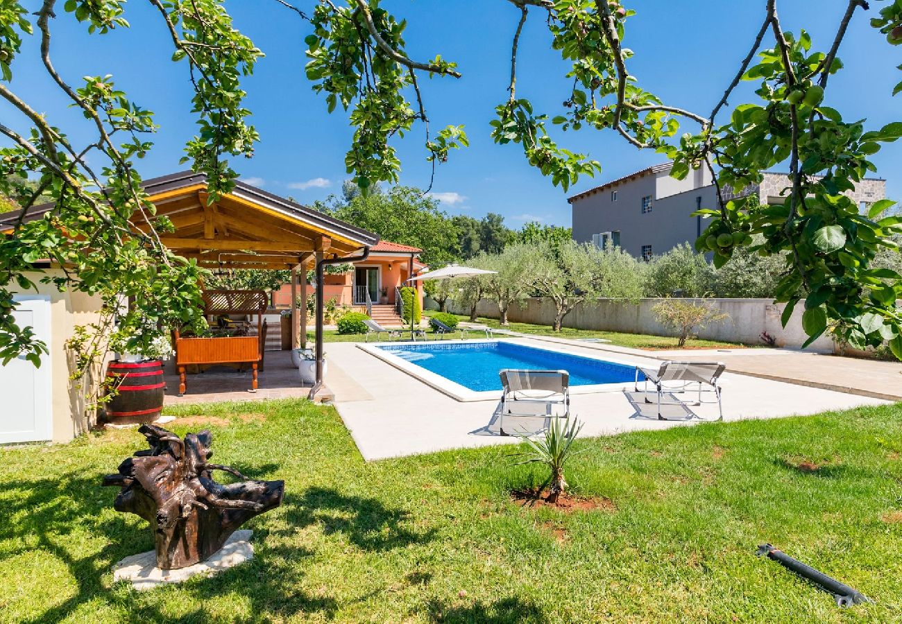 Ferienhaus in Pula - Ferienhaus Dolinka mit privatem Pool