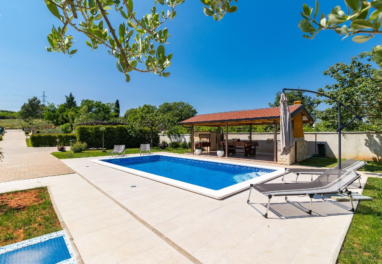 Ferienhaus in Pula - Ferienhaus Dolinka mit privatem Pool