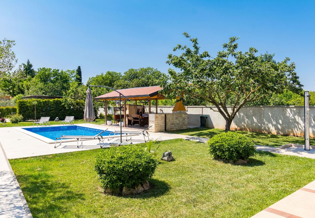 Ferienhaus in Pula - Ferienhaus Dolinka mit privatem Pool