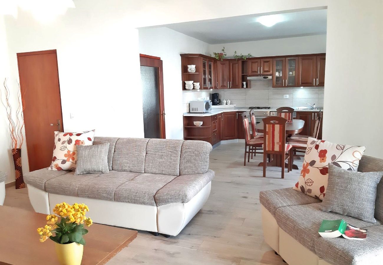 Ferienwohnung in Pula - Apartment Tina mit Terrasse und schönem Garten