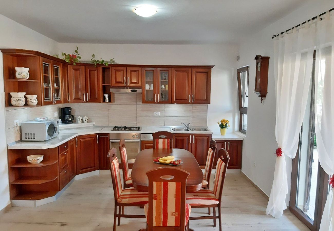 Ferienwohnung in Pula - Apartment Tina mit Terrasse und schönem Garten