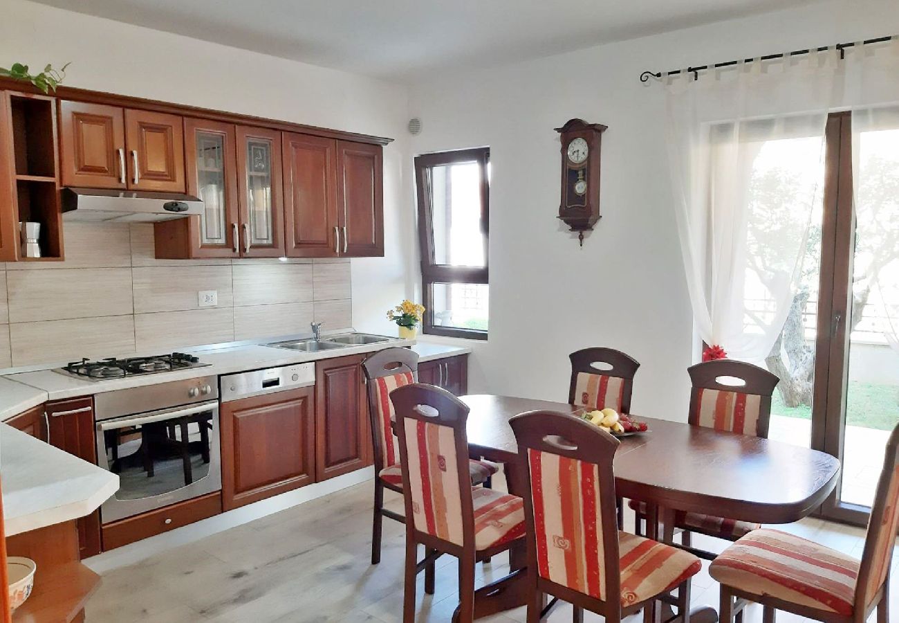 Ferienwohnung in Pula - Apartment Tina mit Terrasse und schönem Garten