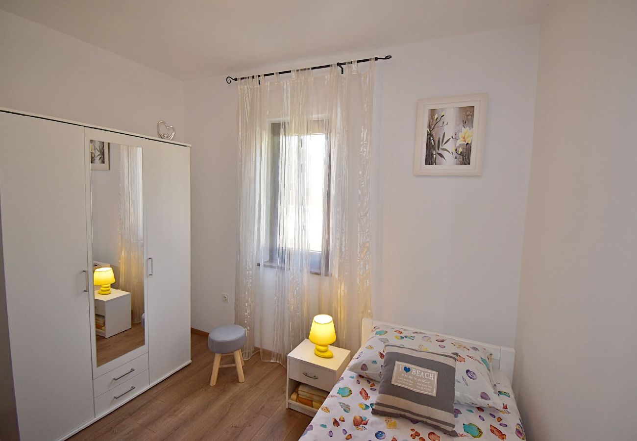 Ferienwohnung in Pula - Apartment Tina mit Terrasse und schönem Garten