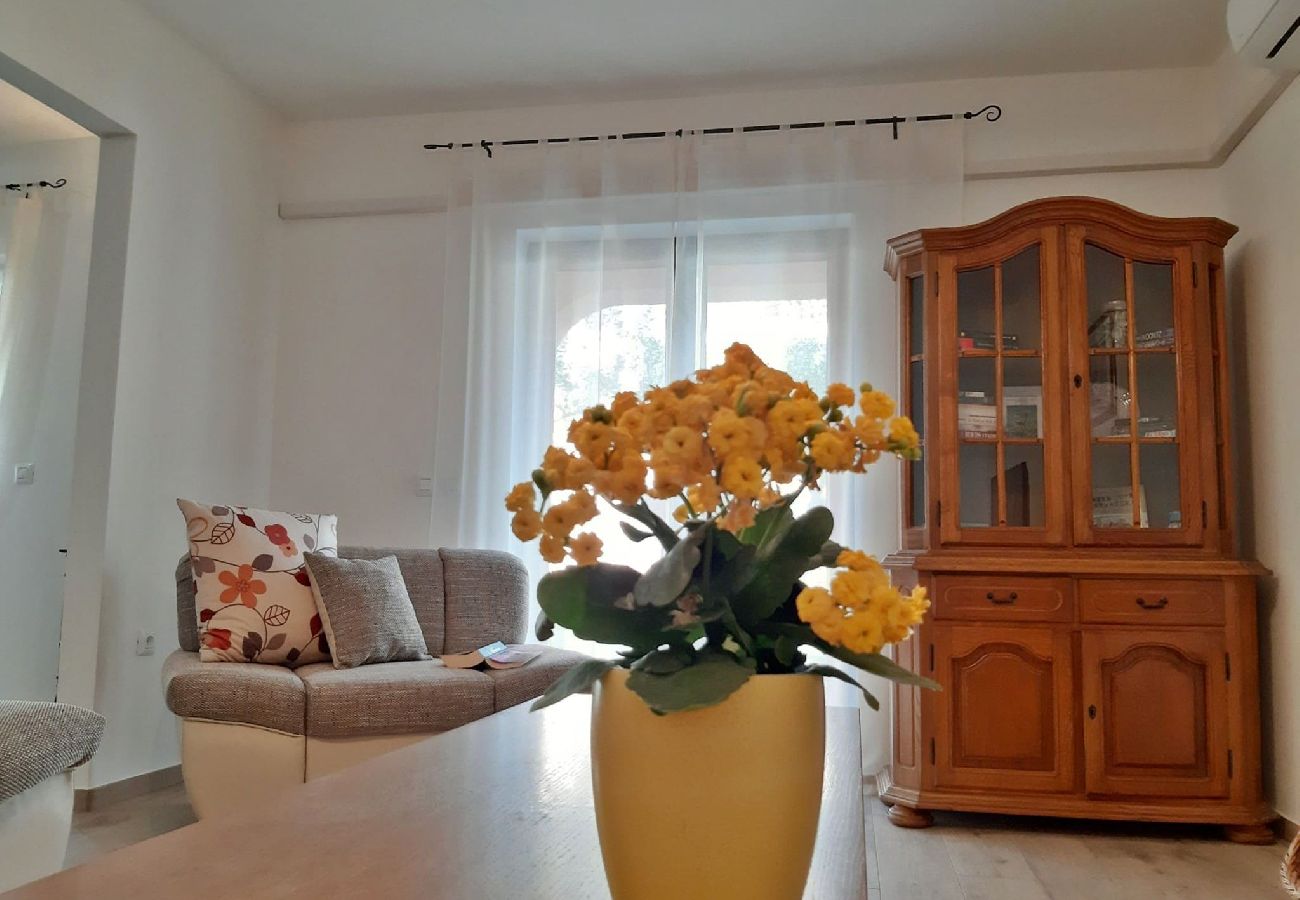 Ferienwohnung in Pula - Apartment Tina mit Terrasse und schönem Garten