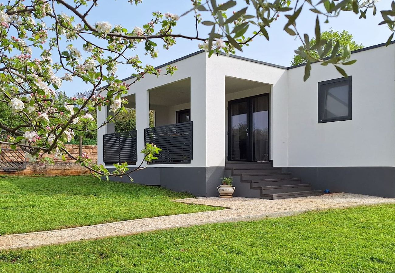 Ferienhaus in Pula - Haus Lucia mit Terrasse und Gartenblick