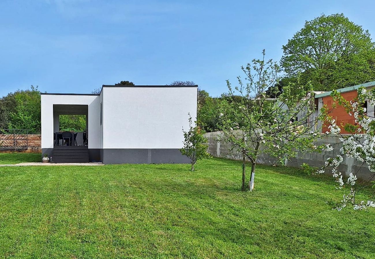 Ferienhaus in Pula - Haus Lucia mit Terrasse und Gartenblick