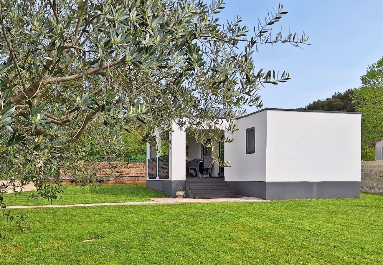 Ferienhaus in Pula - Haus Lucia mit Terrasse und Gartenblick