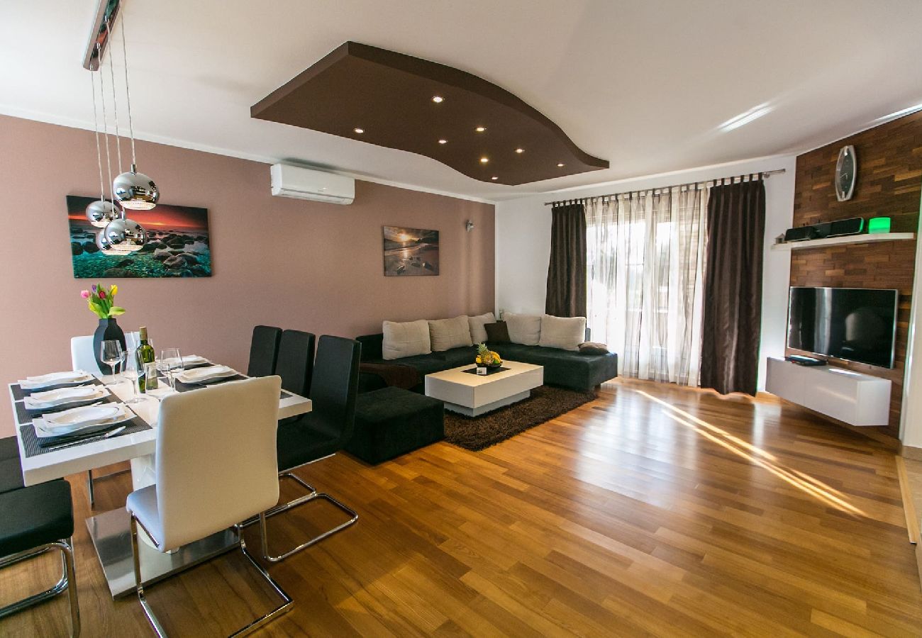 Ferienwohnung in Pula - Luxurious Apartment Elis with Private Pool 