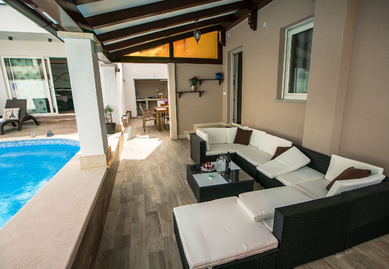 Ferienwohnung in Pula - Luxurious Apartment Elis with Private Pool 