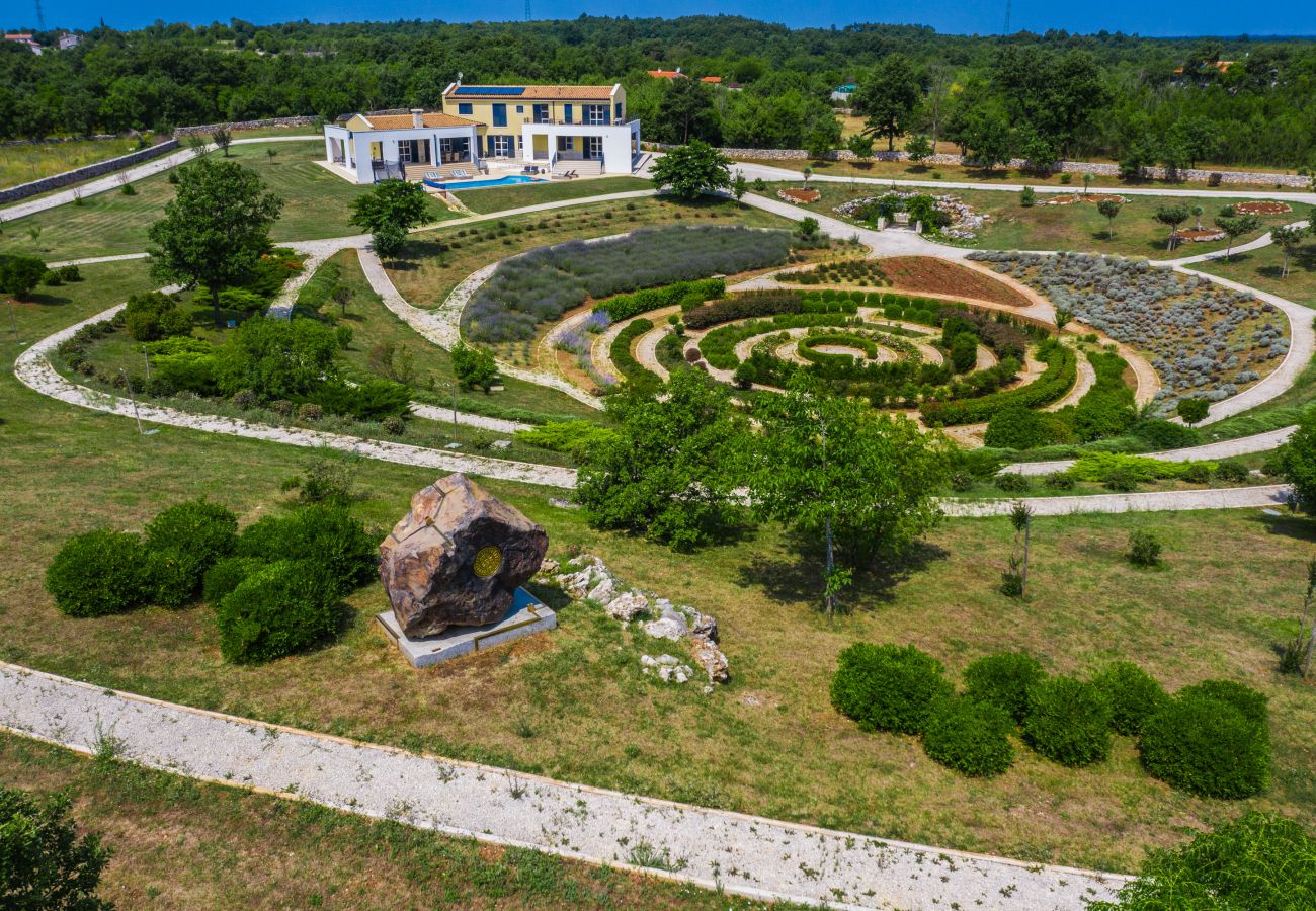 Villa in Filipana - Spiralgarten, Lavendelfelder, Pool - Arkaim