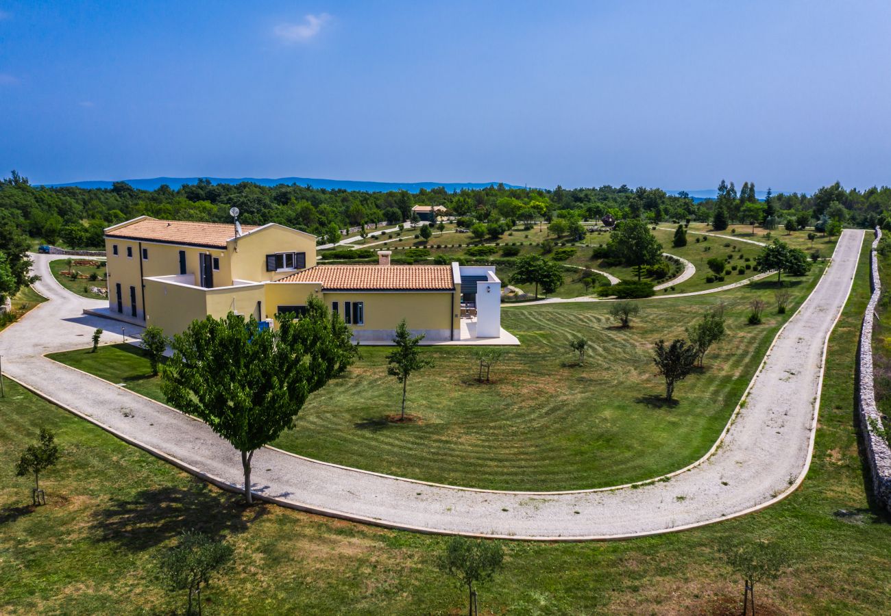 Villa in Filipana - Spiralgarten, Lavendelfelder, Pool - Arkaim