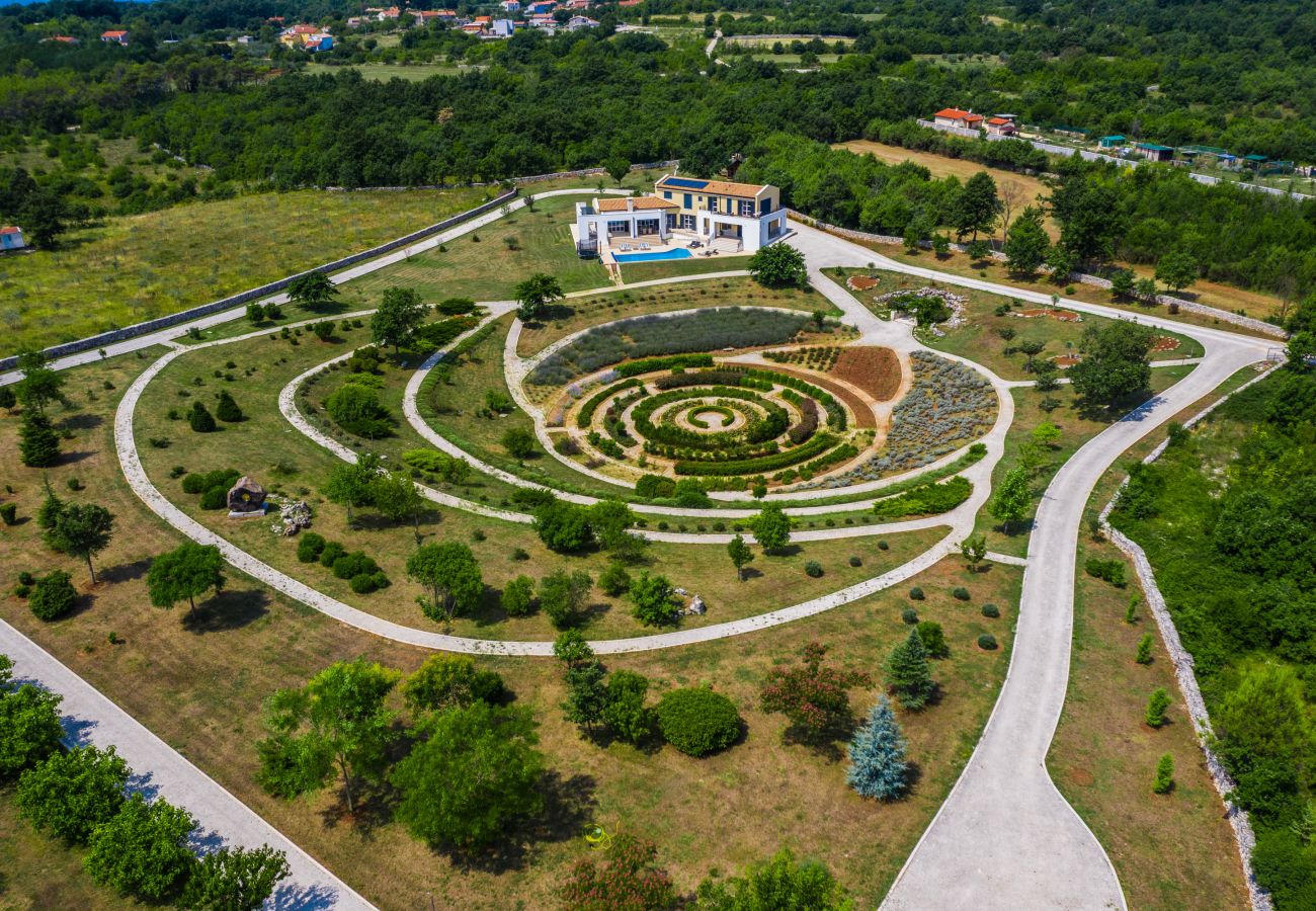 Villa in Filipana - Spiralgarten, Lavendelfelder, Pool - Arkaim