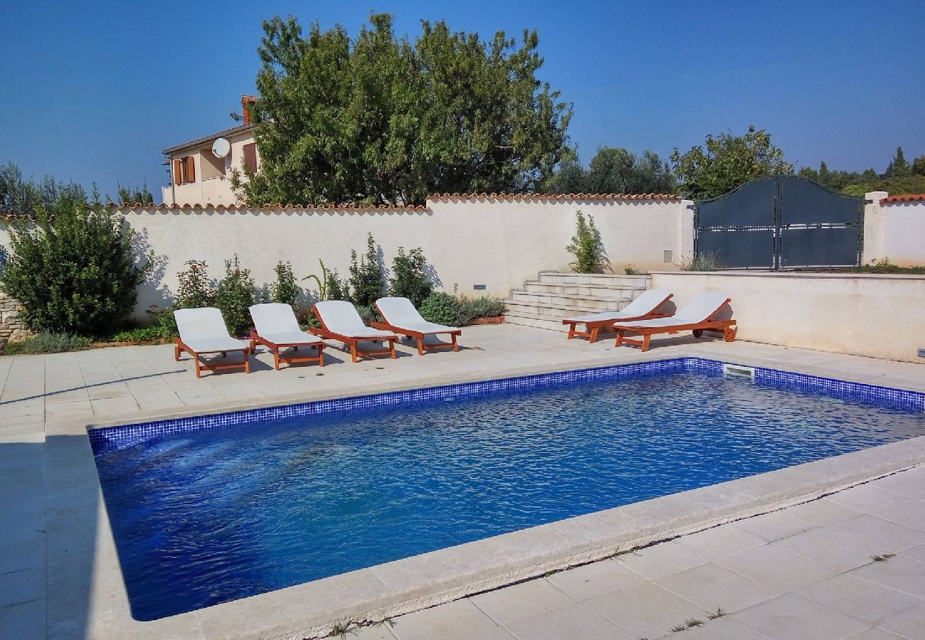 Ferienhaus in Pula - Holiday Home Sabina - Private Pool, BBQ Area 