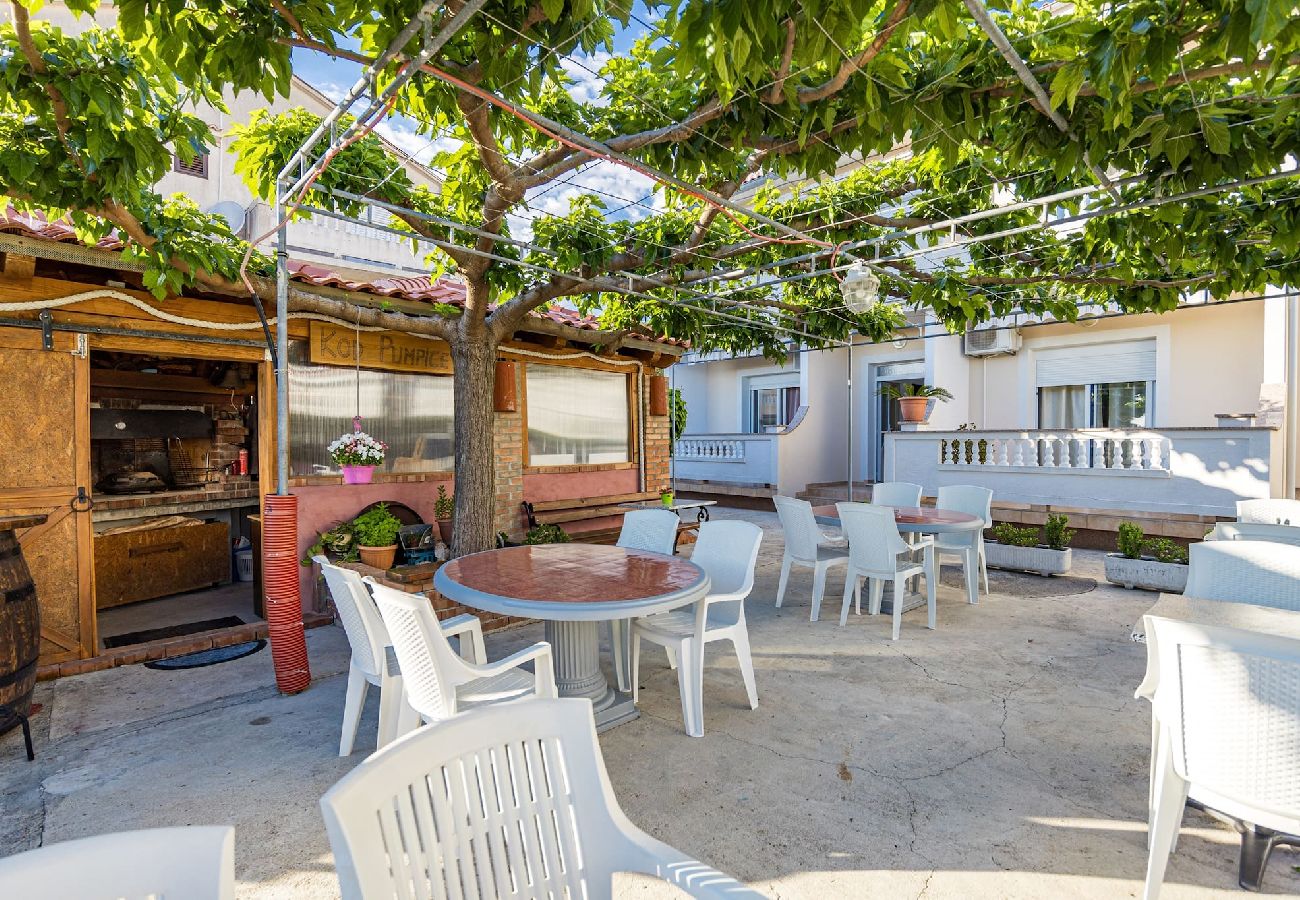 Ferienwohnung in Rab - Meerblick und Bootsliegeplatz - Jurica (Petra)