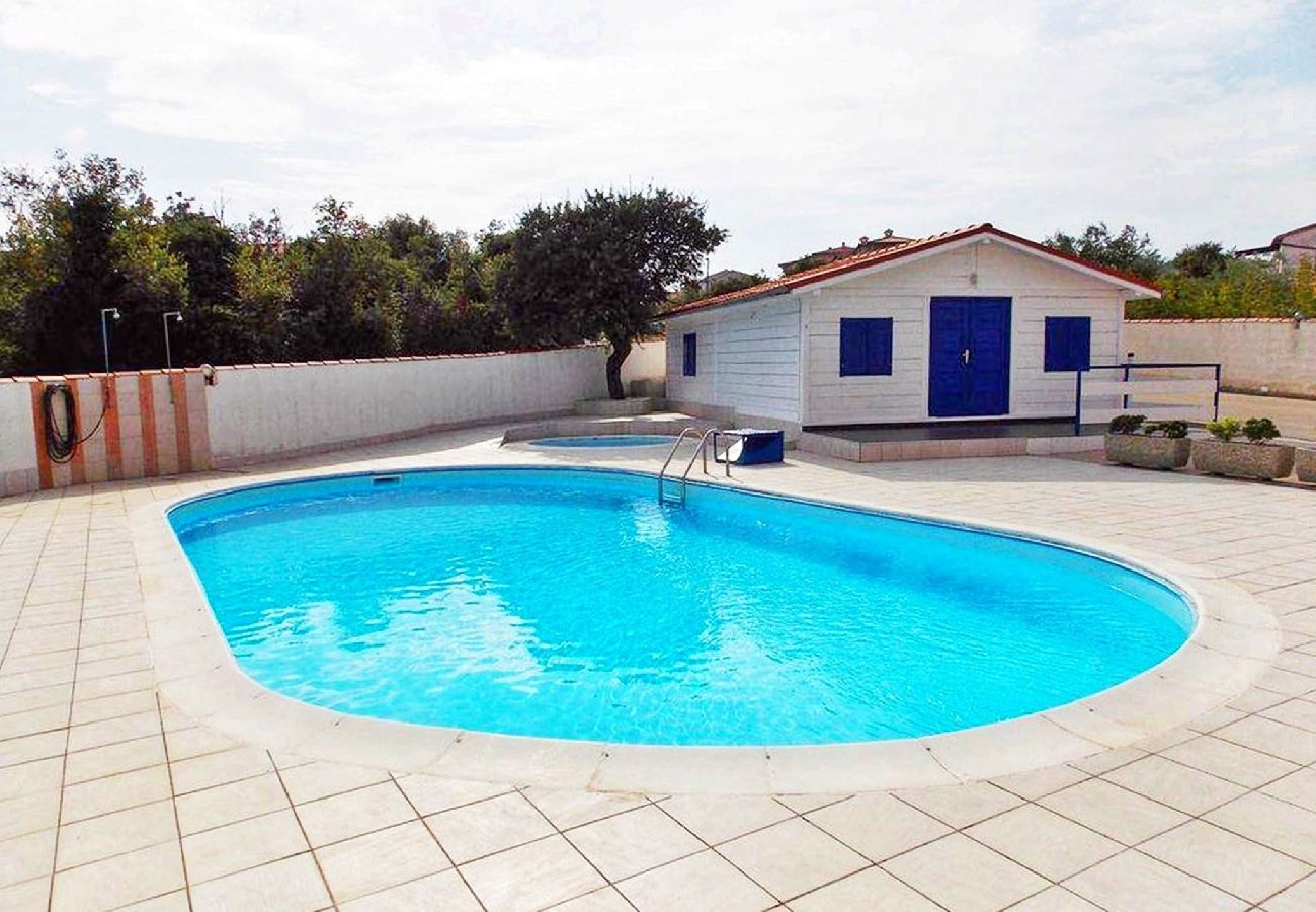 Ferienwohnung in Ližnjan - Charmantes Pool-Apartment Liznjan - Buneta