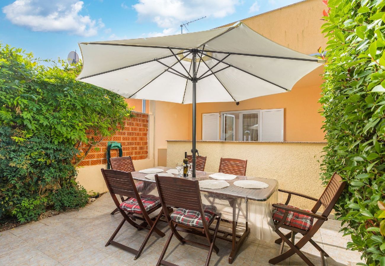 Ferienwohnung in Ližnjan - Charmantes Pool-Apartment Liznjan - Buneta