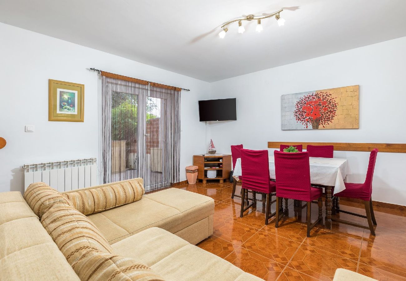 Ferienwohnung in Ližnjan - Charmantes Pool-Apartment Liznjan - Buneta