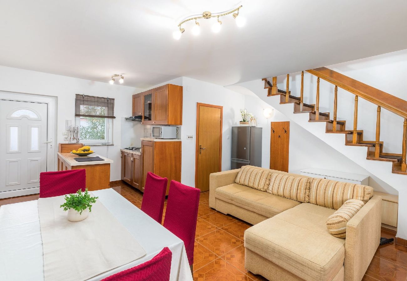 Ferienwohnung in Ližnjan - Charmantes Pool-Apartment Liznjan - Buneta